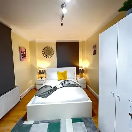 Three Bedrooms Three Bathrooms Sweet Flat